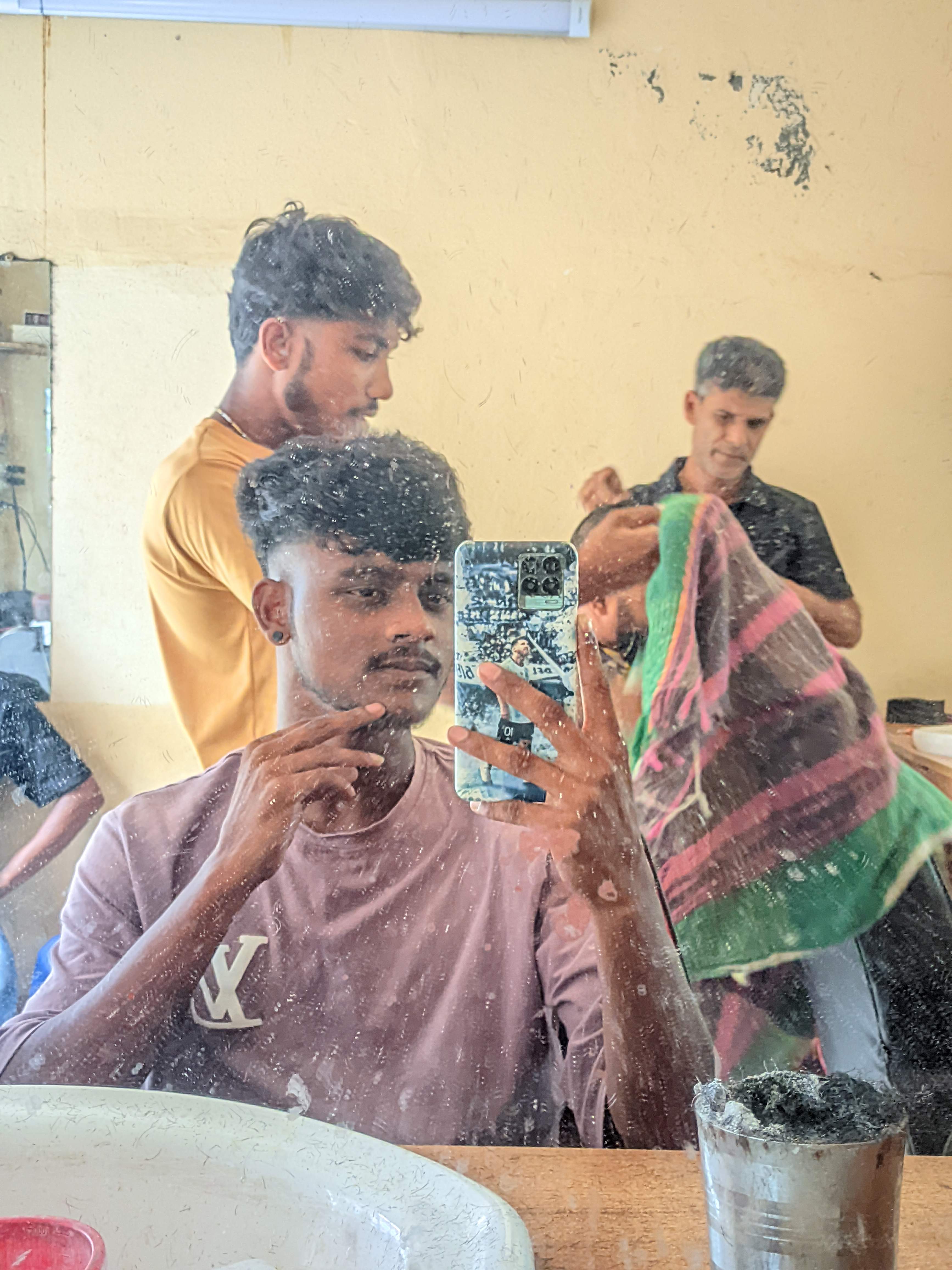 রফিক হেয়ার কাটিং সেলুন